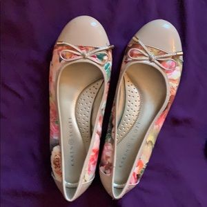 Karen Scott size 8 floral/ beige flats